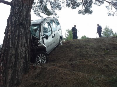 Kaygan yoldan 80 metrelik uçuruma düşerken ağaca takıldı kurtuldu