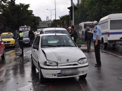 Kayganlaşan yolda duramayınca zincirleme kazaya sebep oldu