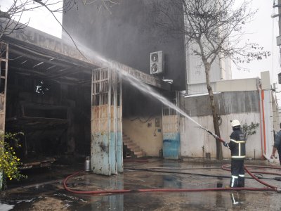 Kaynak atölyesinde yangın çıktı 3 iş yeri zarar gördü