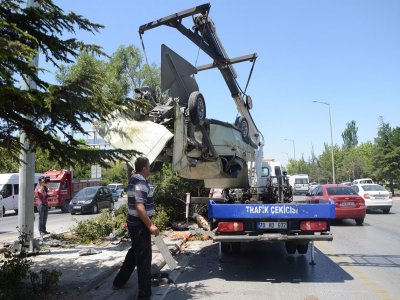 Kaza yapan araç alev aldı