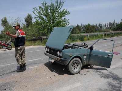 Kaza yapan otomobil ikiye bölündü