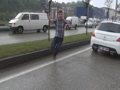 Kaza yapan sürücü çevredeki sürücülere saldırdı
