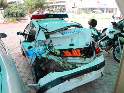 Kazaya müdahale den polis aracına başka bir araç arkadan çarptı