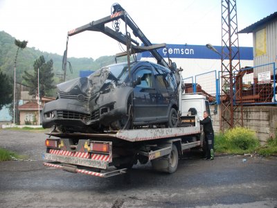 Kediye çarpmamak için direksiyonu kırdı, duvara çarptı