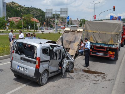 Kırmızı ışıkta duramadı kamyona arkadan çarptı: 1'i ağır 3 yaralı