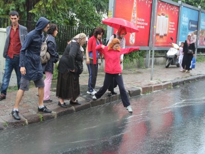Kısa süreli yağmur, İstanbul'da hayatı olumsuz etkiledi