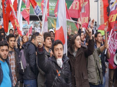 Kızılay'da yol kapatan grup ile sürücüler arasında gerginlik yaşandı