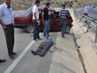 Kontrolden çıkan araba bariyerlere çarptı: 2 yaralı