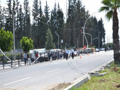 Kontrolden çıkan kamyon bahçeye girdi: 2 yaralı