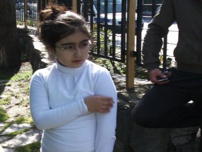Köpekler, parkta gezen baba-kıza saldırdı