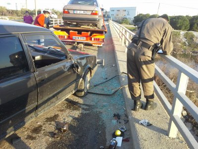 Köprüde araç takla attı: 3 yaralı