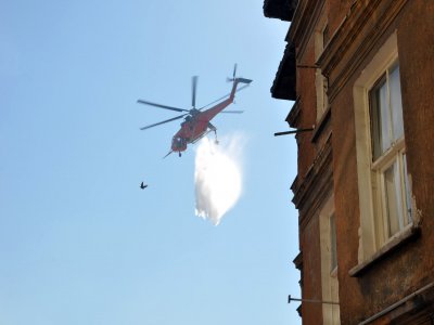 Korkutan yangına itfaiye helikopterleri müdahale etti