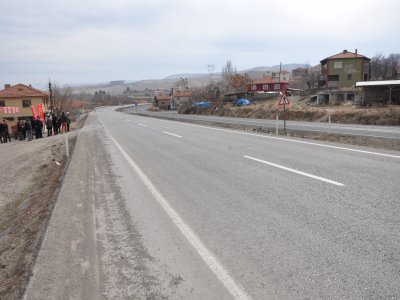 Köyü ikiye bölen karayoluna alt veya üst geçit istediler