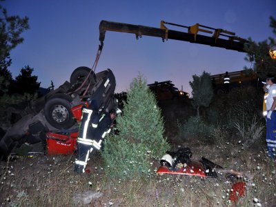Kütahya'da asit yüklü TIR devrildi: 1 yaralı