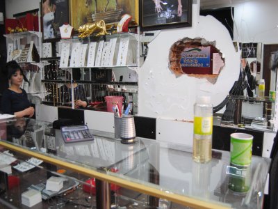 Kuyumcuya giren hırsızlar 4 kilo altın çaldı