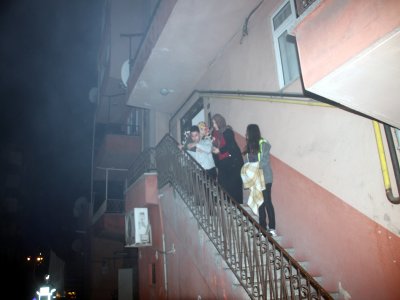 Lokantada çıkan yangın apartman sakinlerini sokağa döktü