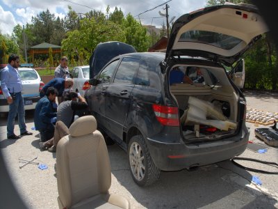 Lüks aracın her yerine eroin saklamışlar