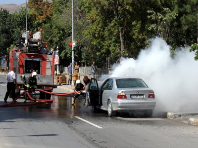 Lüks otomobil cayır cayır yandı