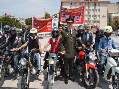 Manisa'da 200 motosiklet sürücüsüne kask dağıtıldı