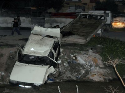 Manisa'da otomobil dereye uçtu: 1 ölü, 2 yaralı