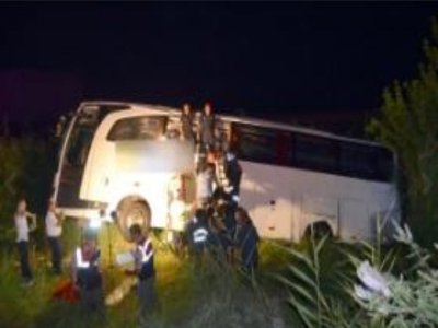Manisa`da Yolcu Otobüsü Devrildi: 51 Yaralı
