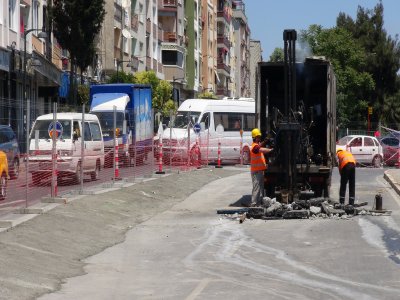 Marmaray kazısı, asfaltı ikiye böldü