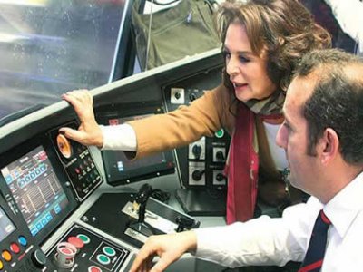 Marmaray`da Yeşilçam Yıldızı: Hülya Koçyiğit