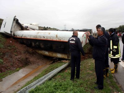 Mersin Otoyolunda İki TIR Toprak Kaymasının Altında Kaldı