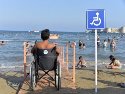 MERSİN PLAJLARI ENGELSİZ OLUYOR