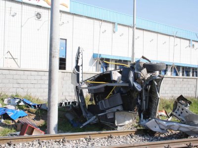 Mersin’de tren servis minibüsünü biçti: 9 ölü (2)