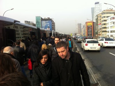 Metrobüs hattında zorunlu yürüyüş