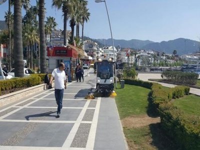 MEYDANLARIN TEMİZLİĞİ ONLARA EMANET