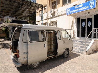 Minibüsü seyyar akaryakıt istasyonuna çevirmişler