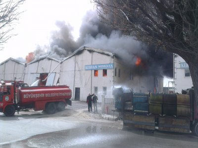 Mobilya fabrikasında yangın çıktı (1)