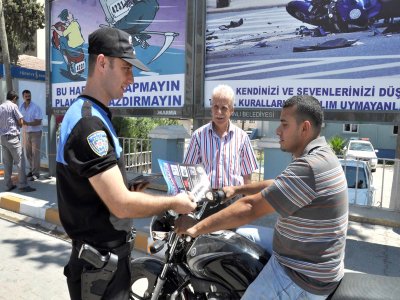 Motosiklet sürücülerine afişli uyarı