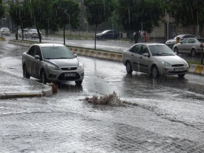 Muş’ta sağanak yağış kanalizasyon kanallarını taşırdı