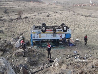 Nişan dönüşü minibüs uçuruma uçtu: 40 yaralı