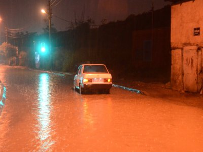 Nisan yağmuru İzmir’de su baskınlarına sebep oldu