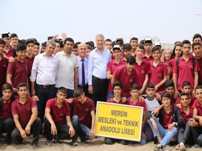 ÖĞRENCİLER MEZİTLİ SAHİLİNİ TEMİZLEDİ