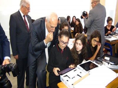 Öğrencilere tablet bilgisayar dağıtımı başladı