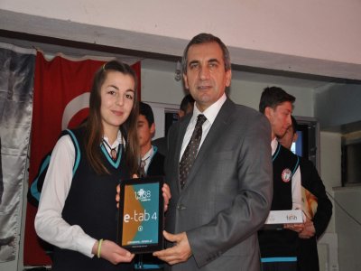 Öğretmen ve öğrencilere bin 200 tablet bilgisayar dağıtıldı