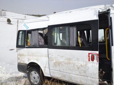 Öğretmenleri taşıyan minibüs devrildi: 12 yaralı