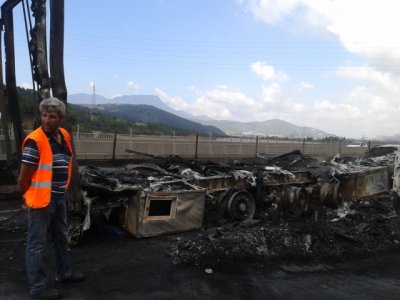 Otobanda yanan TIR'dan hurda yığını kaldı