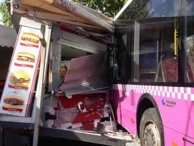 Otobüs İskeleye Çarptı, Çok Sayıda Yolcu Yaralandı