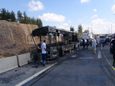 Otobüste yanarak ölen 4 kişinin cenazesi Adli Tıp'a kaldırıldı