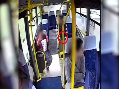 OTOBÜSTEKİ GÜVENLİK KEMERASI HIRSIZLARI YAKALATTI