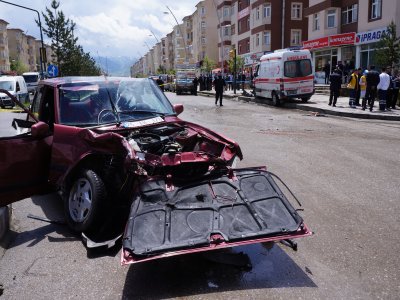 Otomobil, ambulanla çarpıştı: 4 yaralı