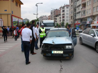 Otomobil çöp kamyonuna çarptı: 1 yaralı
