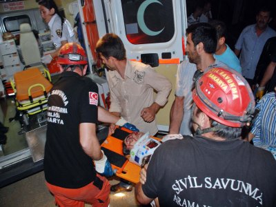 Otomobil elektrik direğine çarptı: 6 yaralı