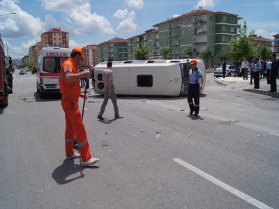 Otomobil öğrenci servisine çarptı: 6'sı çocuk 9 yaralı
